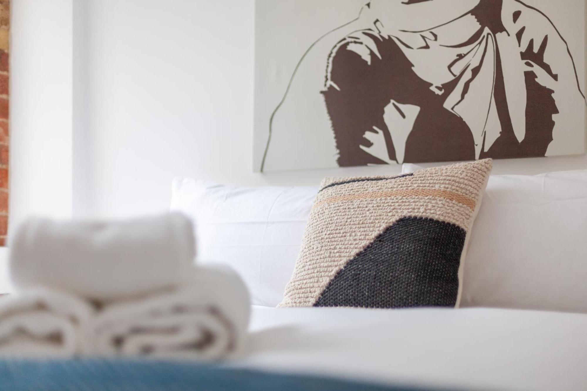 Elegance & Chic Design - 2-Bedroom Haven ลอนดอน ภายนอก รูปภาพ