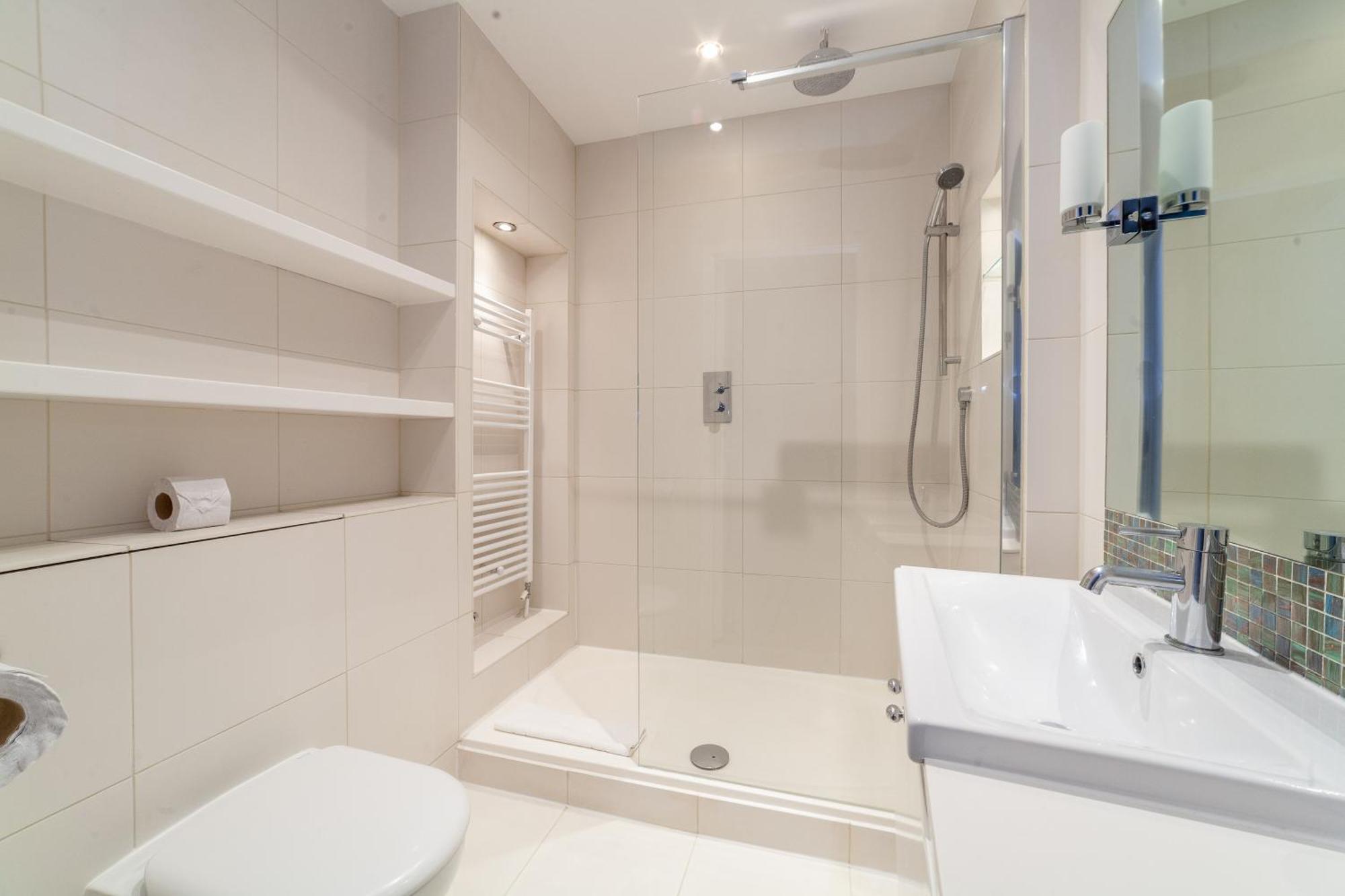 Elegance & Chic Design - 2-Bedroom Haven ลอนดอน ภายนอก รูปภาพ