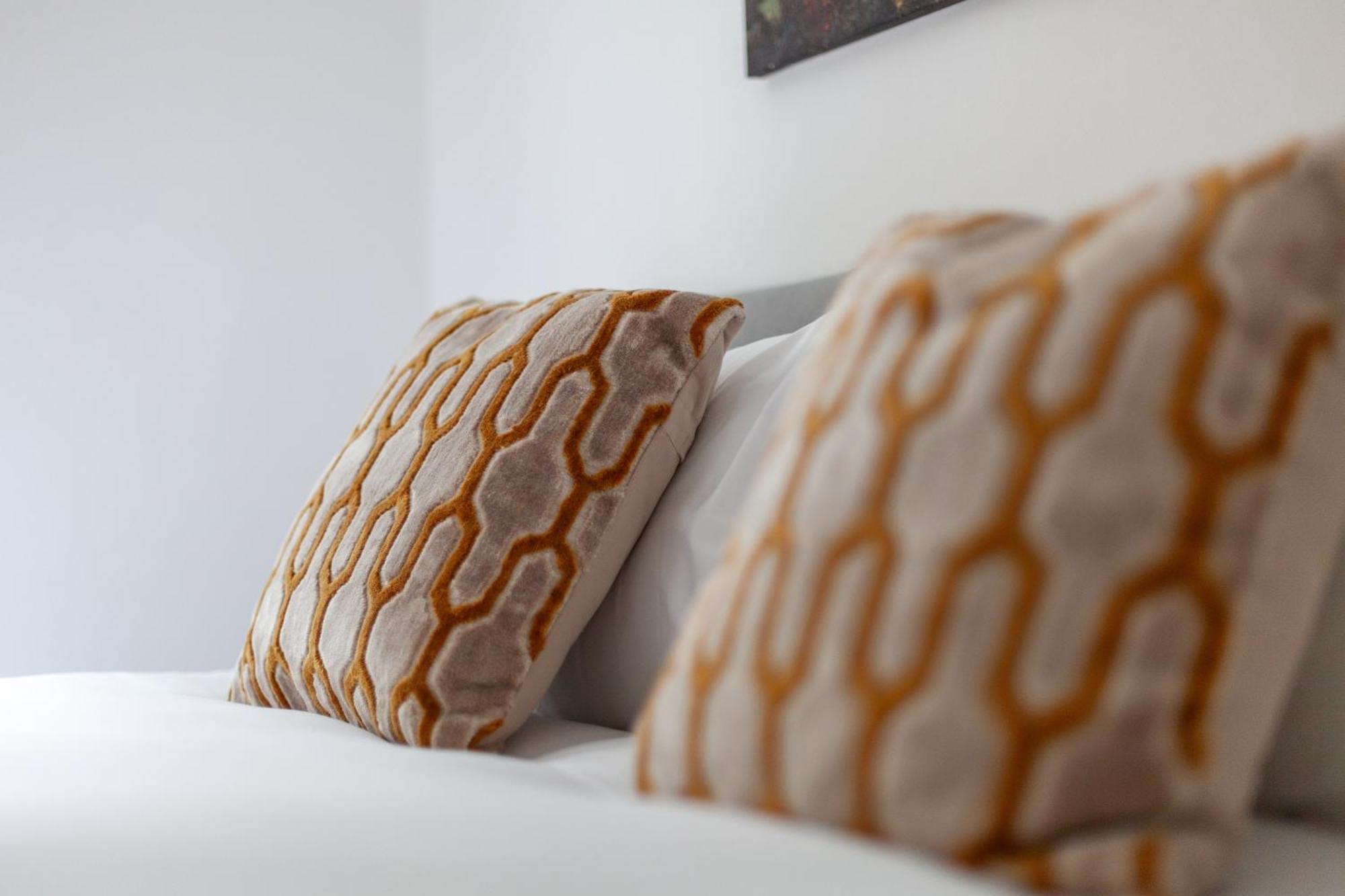 Elegance & Chic Design - 2-Bedroom Haven ลอนดอน ภายนอก รูปภาพ