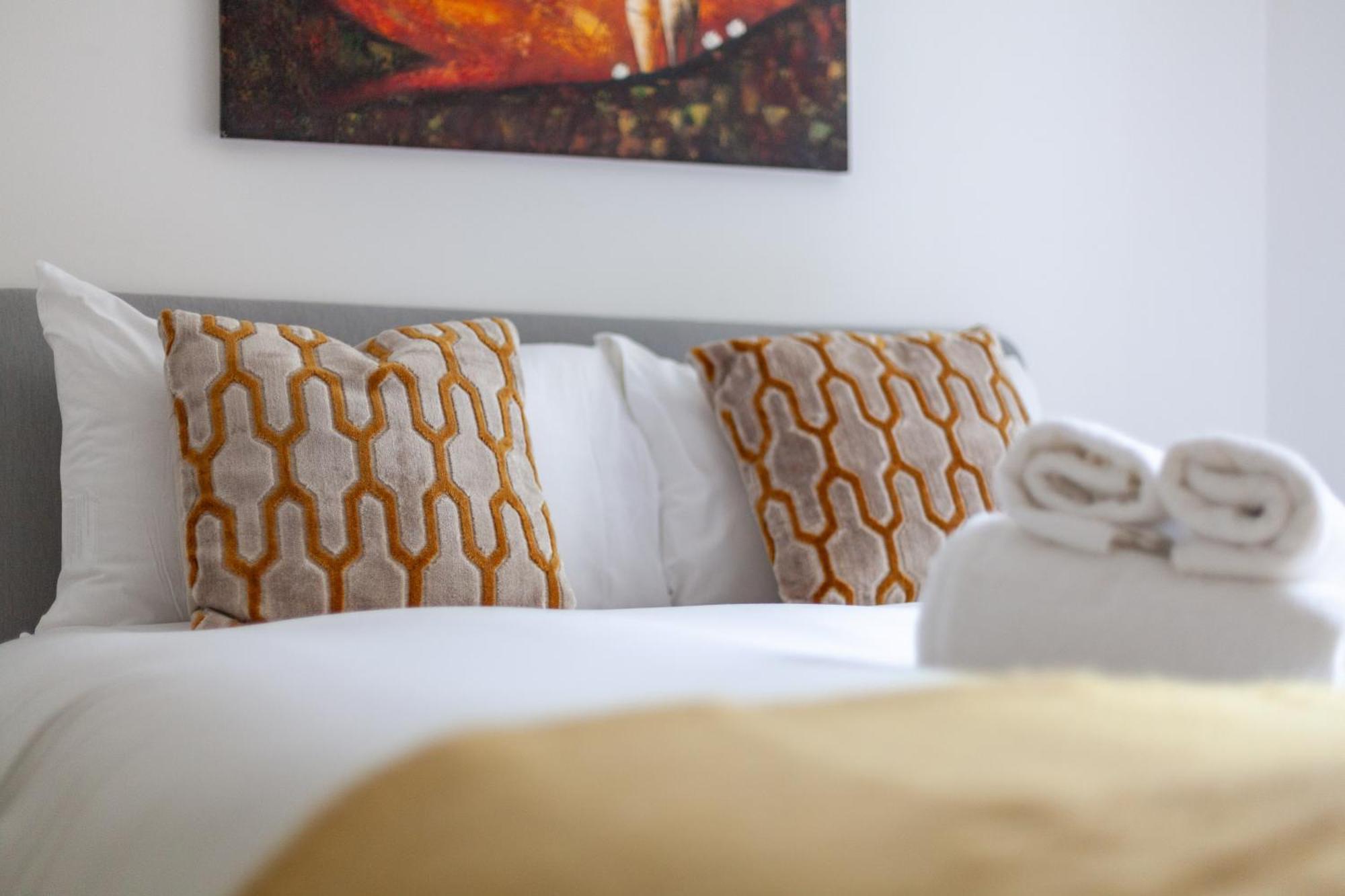 Elegance & Chic Design - 2-Bedroom Haven ลอนดอน ภายนอก รูปภาพ