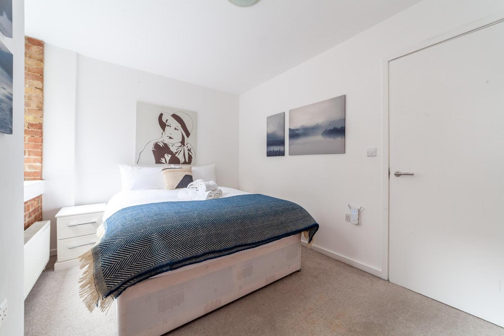 Elegance & Chic Design - 2-Bedroom Haven ลอนดอน ภายนอก รูปภาพ